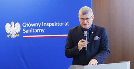 Nie będzie nakazu noszenia maseczek. Ale sytuacja epidemiczna jest coraz gorsza
