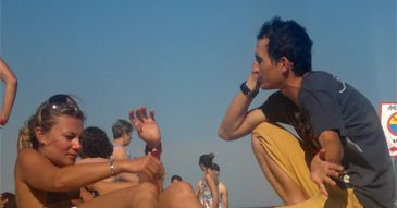 Koterski z dziewczyną na plaży! (ZDJĘCIA)
