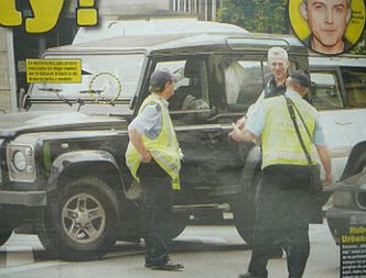 Hubert Urbański parkuje na środku ulicy!