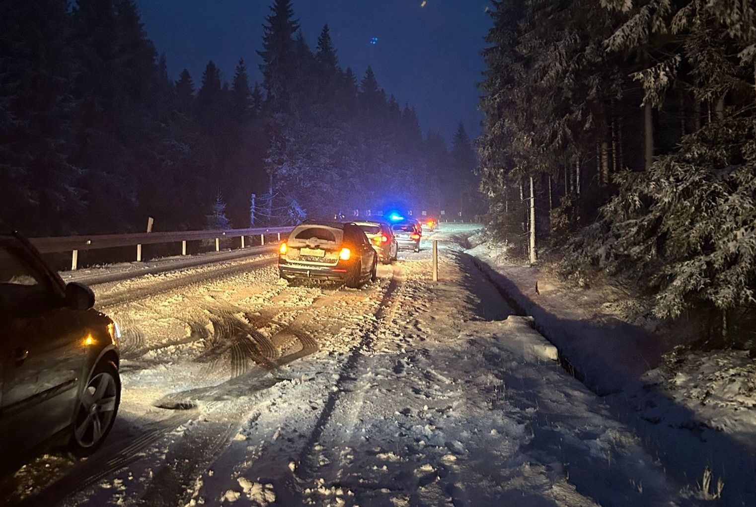 wiadomości,aktualności,WP Wiadomości Zima zaskoczyła drogowców. Droga do granicy z Czechami zablokowana