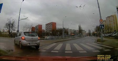 Lublin. Źle zjechał z ronda, więc zawrócił na przejściu dla pieszych (wideo)