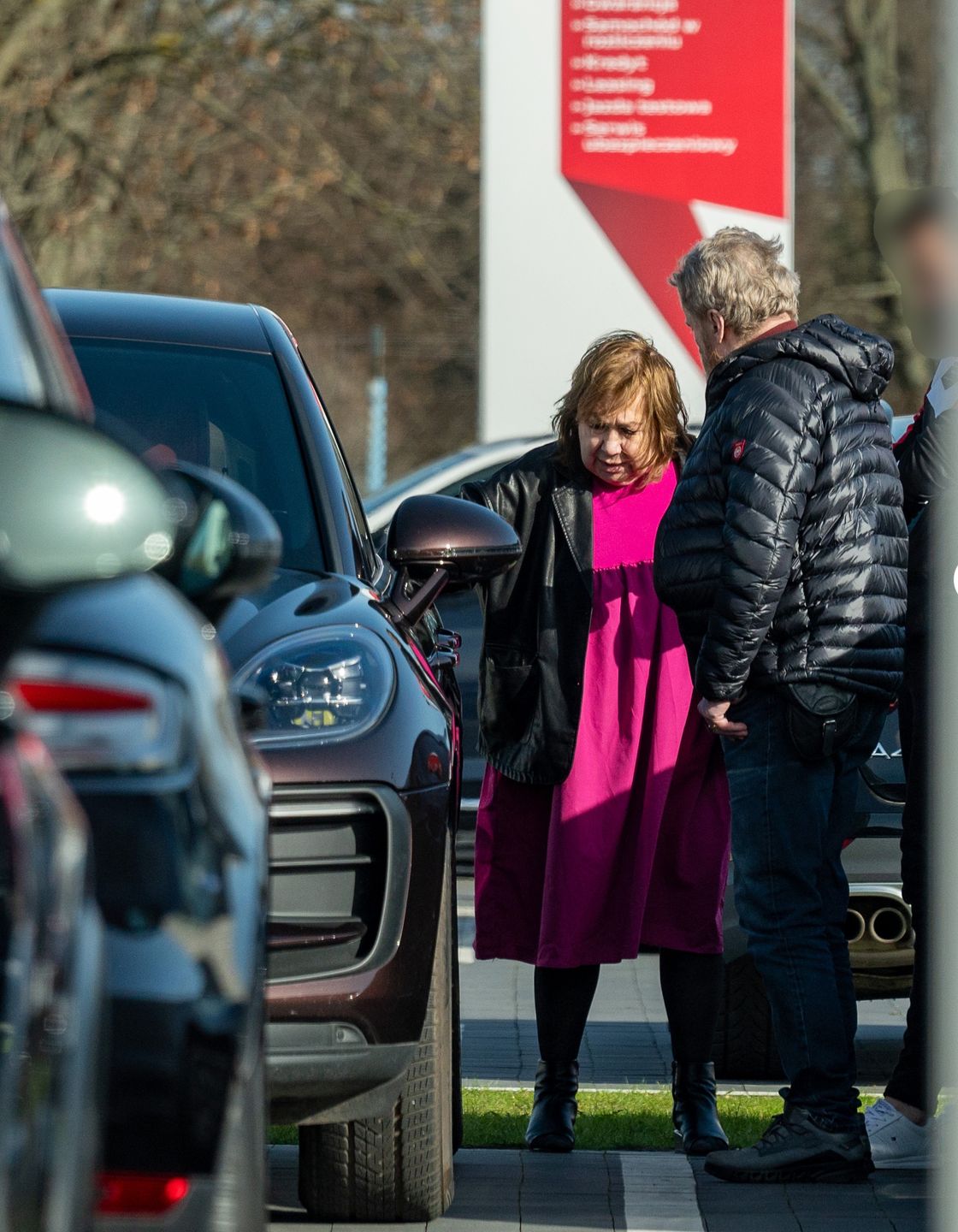 Daniel Olbrychski z żoną kupują nowy samochód