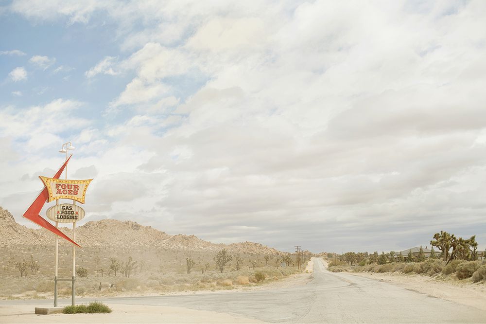 „Americana” Garroda Kirkwooda to minimalistyczny obraz wyluzowanej Kalifornii 23