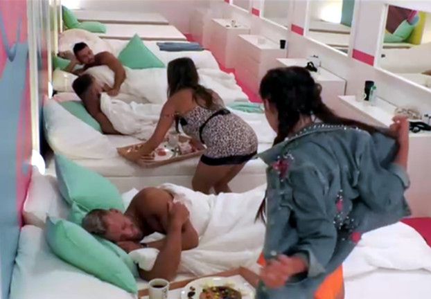 Dzień Chłopaka w "Love Island": śniadanie do łóżka, masaże i karaoke "FAJNIE, JAK MASZ ATENCJĘ"