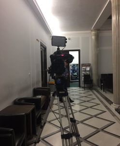 Kamera TVP wciąż nagrywa protestujących w Sejmie. "Gdy śpią też ich nagrywacie?"