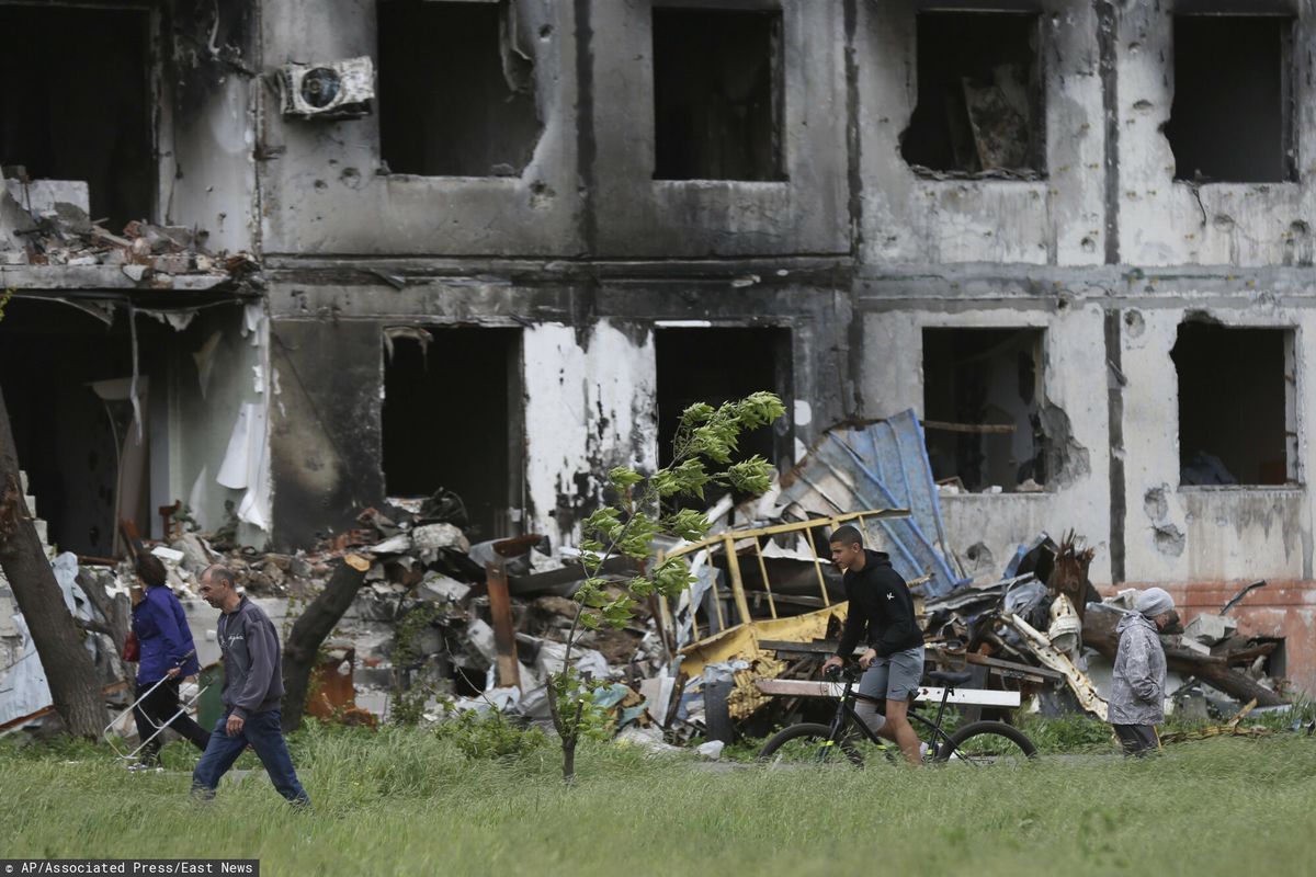 Makabra w Mariupolu. Ponad 200 zwłok w piwnicy jednego z zawalonych bloków. (AP Photo/Alexei Alexandrov) AP
