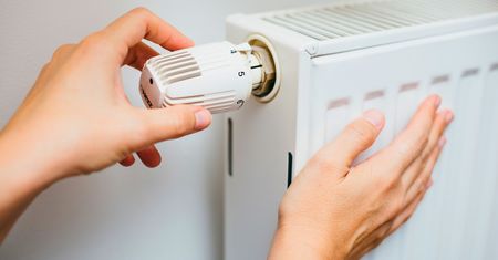 Kaloryfer w bloku przestał grzać? Wyjaśniamy, kto odpowiada za naprawę