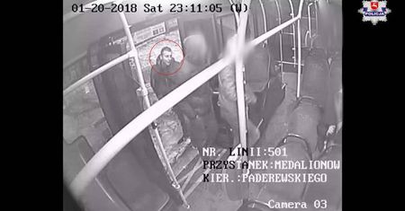 Lublin: Chciał wysiąść z jadącego autobusu. Siłą otworzył drzwi, wybił szybę