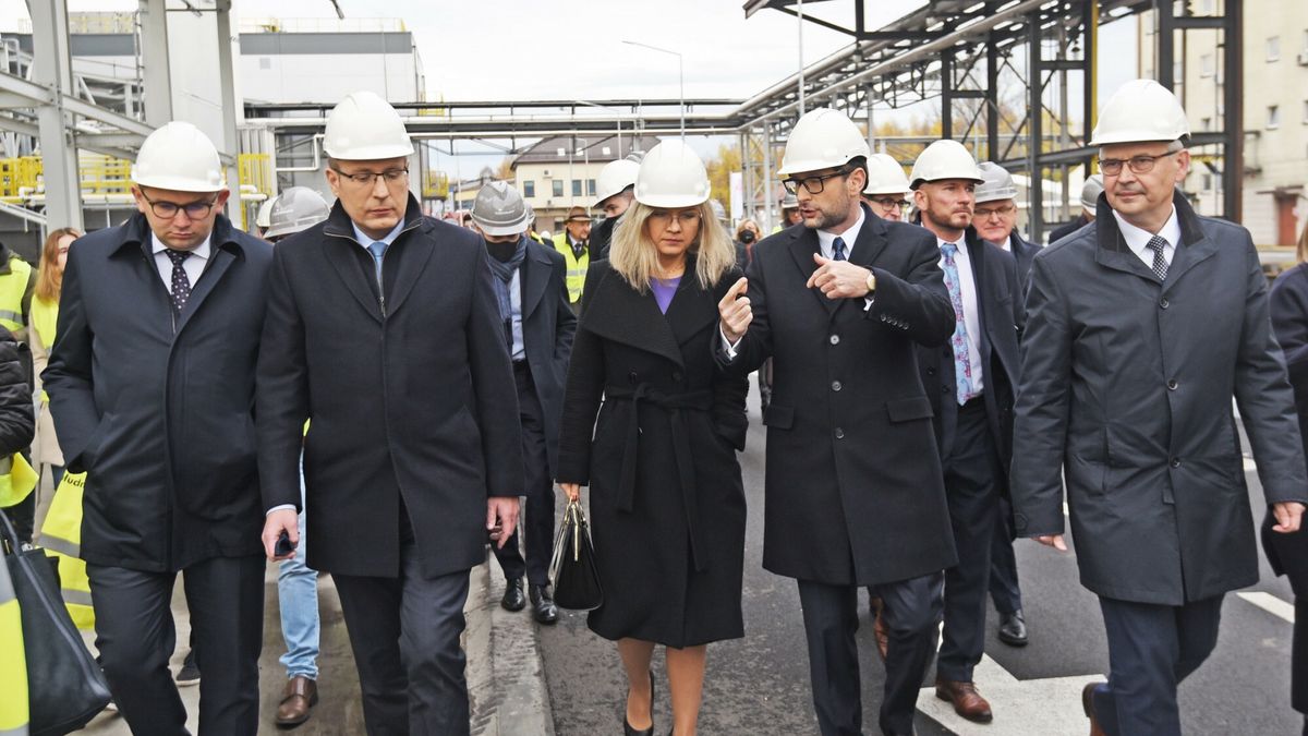 Otwarcie instalacji glikolu w PKN Orlen w Trzebinii04.11.2021 Trzebinia. ORLEN Poludnie S.A., Zaklad Produkcji Estrow i Gliceryn.  Otwarcie najwiekszej w Europie instalacji do produkcji zielonego glikolu propylenowego oraz pierwszego polskiego hubu wodorowego z udzalem prezesa PKN Orlen Danielem Oajtkiem  N/z Daniel Obajtek, Malorzata Wssermann  Fot.M.Lasyk/REPORTERM.Lasyk/REPORER