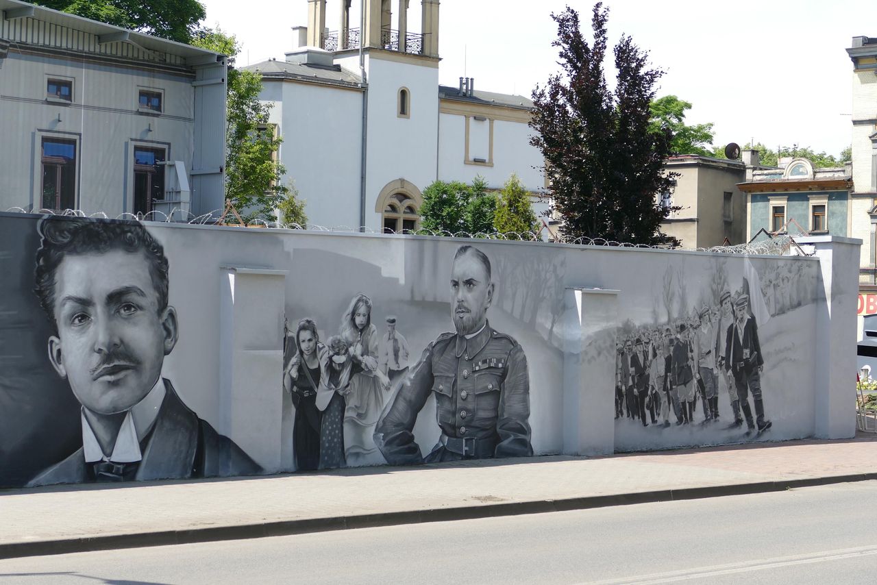 Siemianowice Śląskie. Nowocześnie o historii. Tablica i mural upamiętniające powstańców śląskich