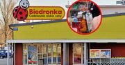 Utknął w koszyku. Nagrano reakcję pracownicy Biedronki