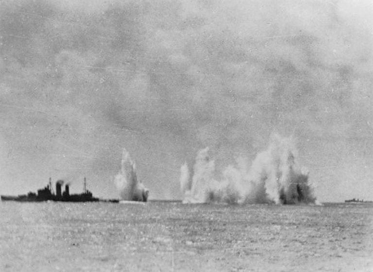 Atak japońskich bombowców na HMS „Exeter” w czasie bitwy na Morzu Jawajskim
