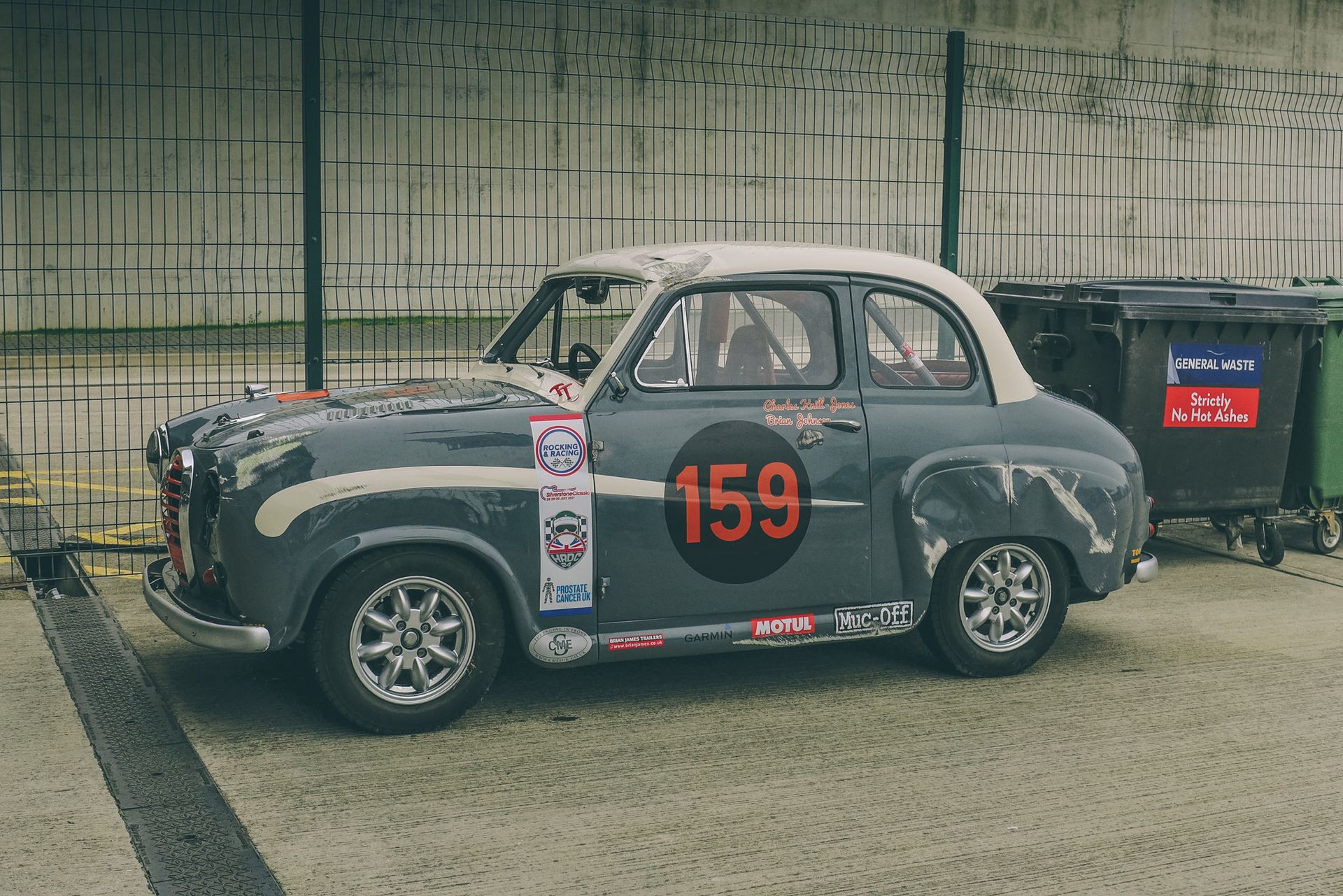 Wyścigowy Austin A35 po rolce przez dach