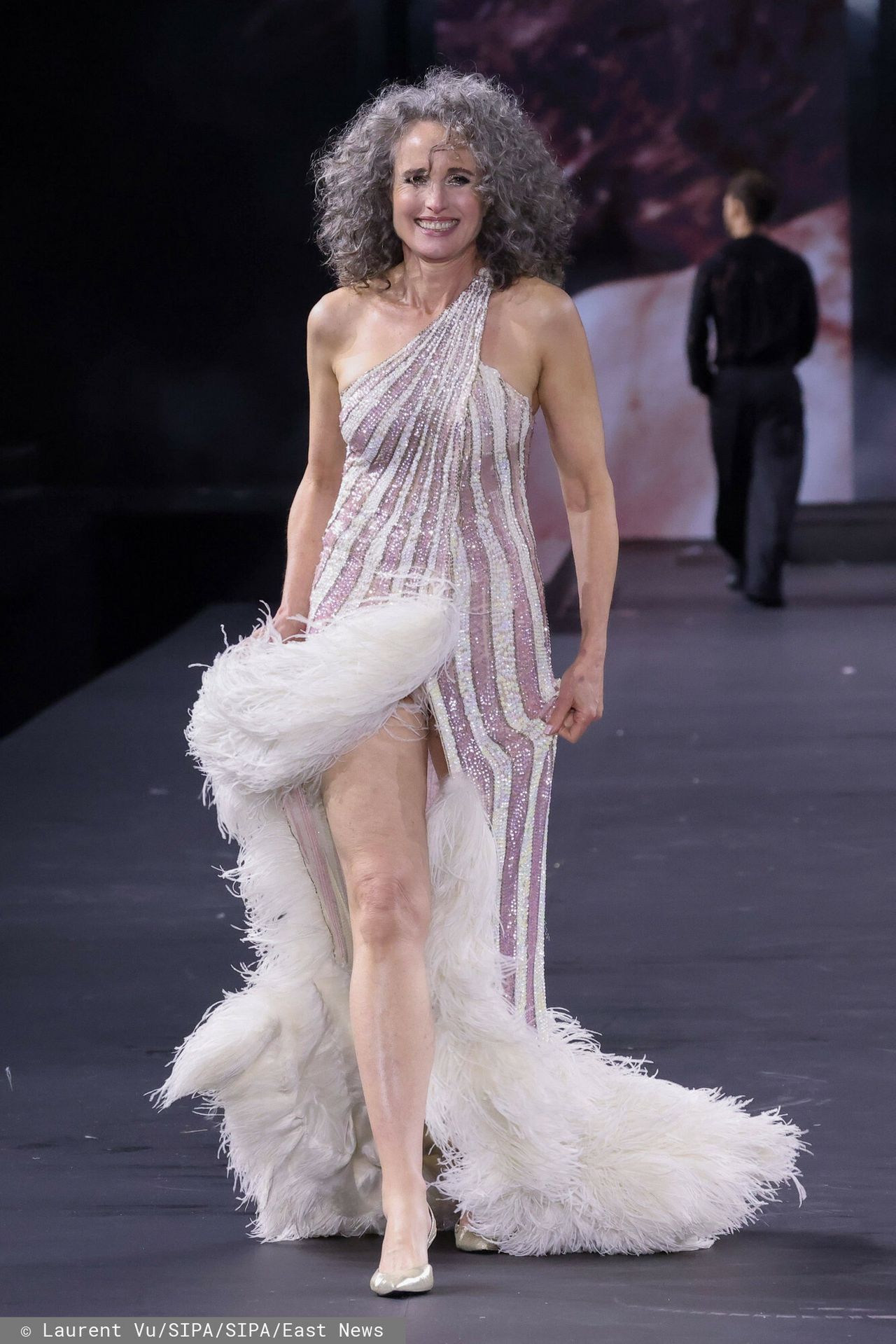 Andie MacDowell wzięła udział w pokazie mody na Paris Fashion Week 
