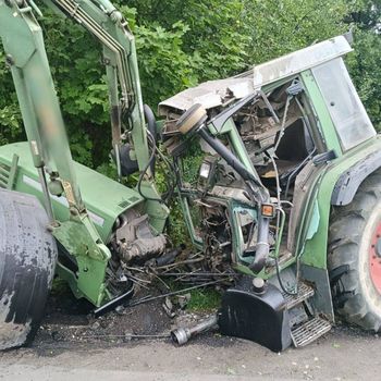 Jędrynie: Ciągnik zahaczył o wiadukt kolejowy. 17-latek ukarany