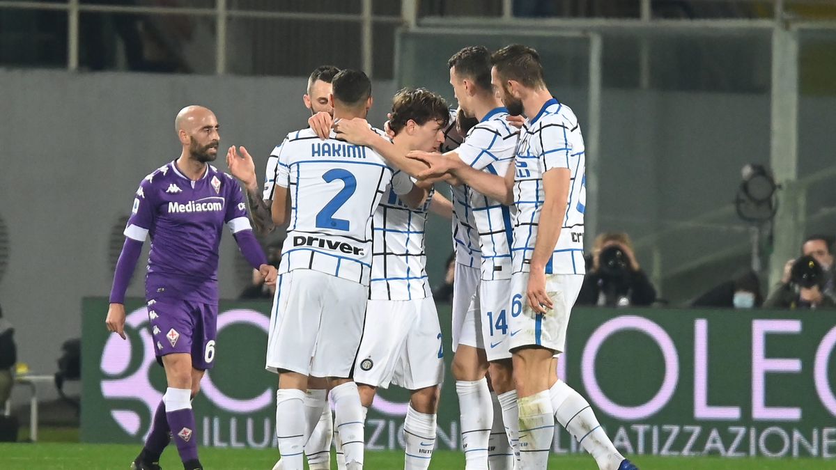 piłkarze Interu Mediolan cieszą się z gola