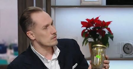 Gotowy na sylwestra. Poseł pokazał na wizji, co sobie przygotował