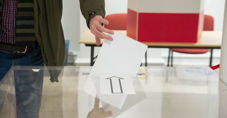 Wybory samorządowe 2024. Dostępne opcje głosowania dla osób z niepełnosprawnościami i seniorów