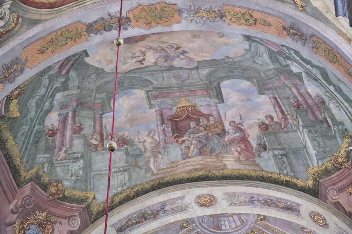 Bogate zdobienia na murach i suficie Archikatedry Lubelskiej