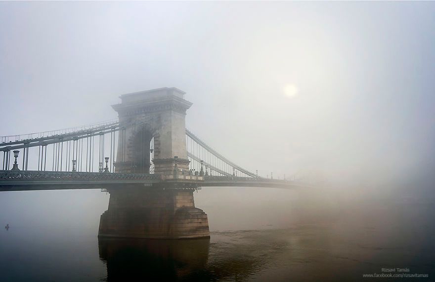Fotograf potrzebował aż 4 lat, by zrobić niesamowite zdjęcia Budapesztu pogrążonego we mgle 5