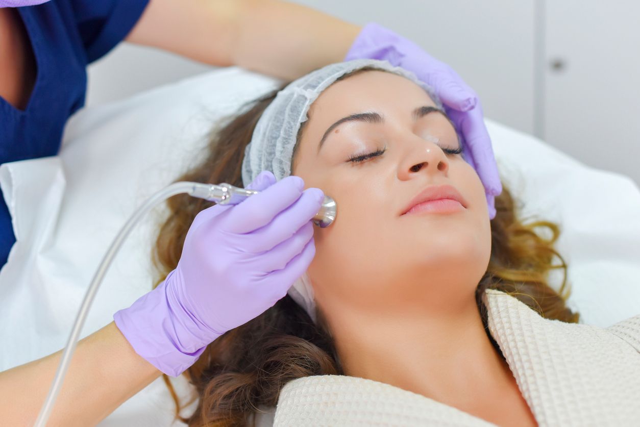 Mikrodermabrazja to mechaniczne złuszczanie naskórka. Rodzaje i przeciwwskazania do mikrodermabrazji