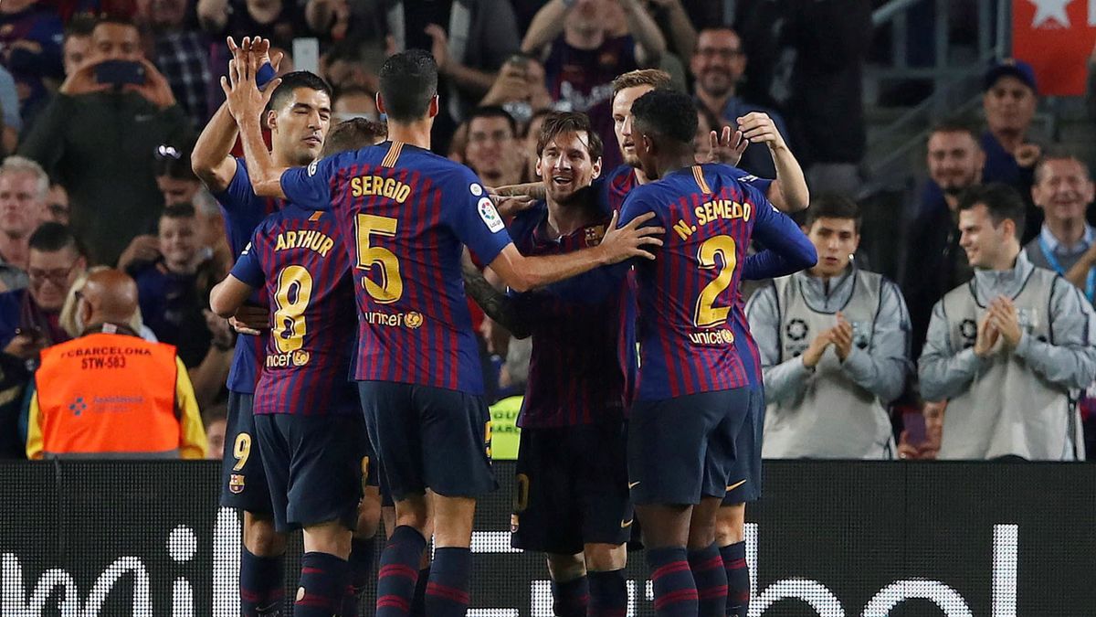 Lionel Messi (trzeci od prawej) cieszy się razem z kolegami z drużyny po zdobytej bramce