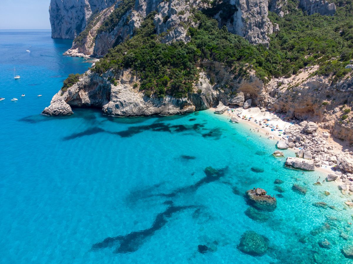 Na jedej z plaż na Sardynii turyści znaleźli starożytne naczynie