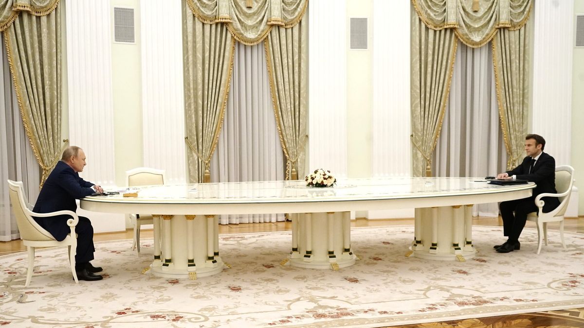 Na zdjęciu prezydent Emmanuel Macron i Władimir Putin w trakcie negocjacji