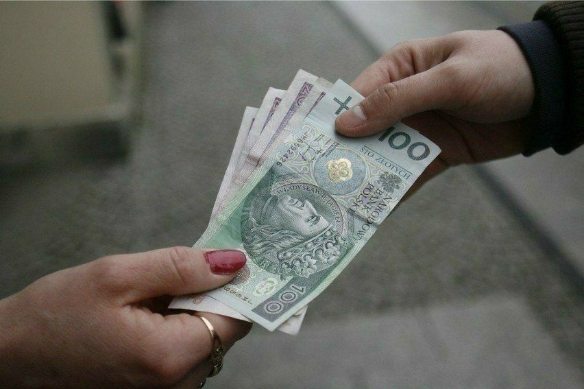 Pożyczasz pieniądze rodzinie? Skarbówka może się tym zainteresować