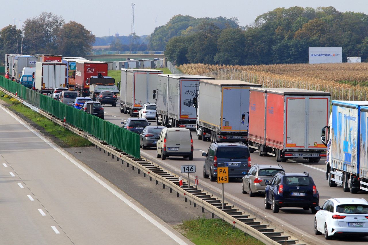 Bus zderzył się z osobówką na autostradzie A4. Kierowcy stoją w korku