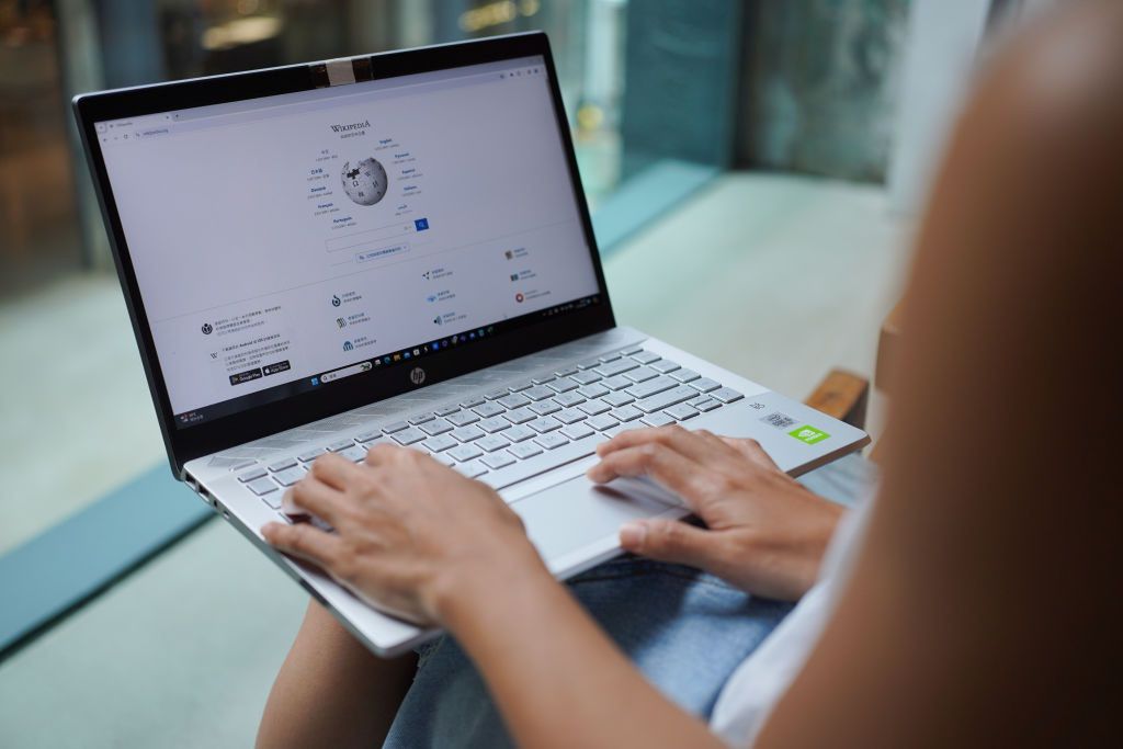 Wikipedia blokuje treści tworzone przez AI. Zostawiła tylko dwa wyjątki
