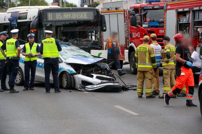 Zderzenie radiowozu i autobusu miejskiego