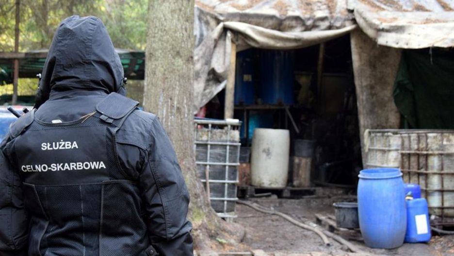 Gigantyczna bimbrownia w środku lasu zlikwidowana przez funkcjonariuszy KAS
