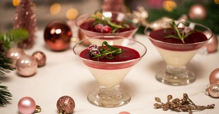 Panna cotta z żurawiną zachwyca już w pucharku. Po spróbowaniu jest jeszcze lepiej
