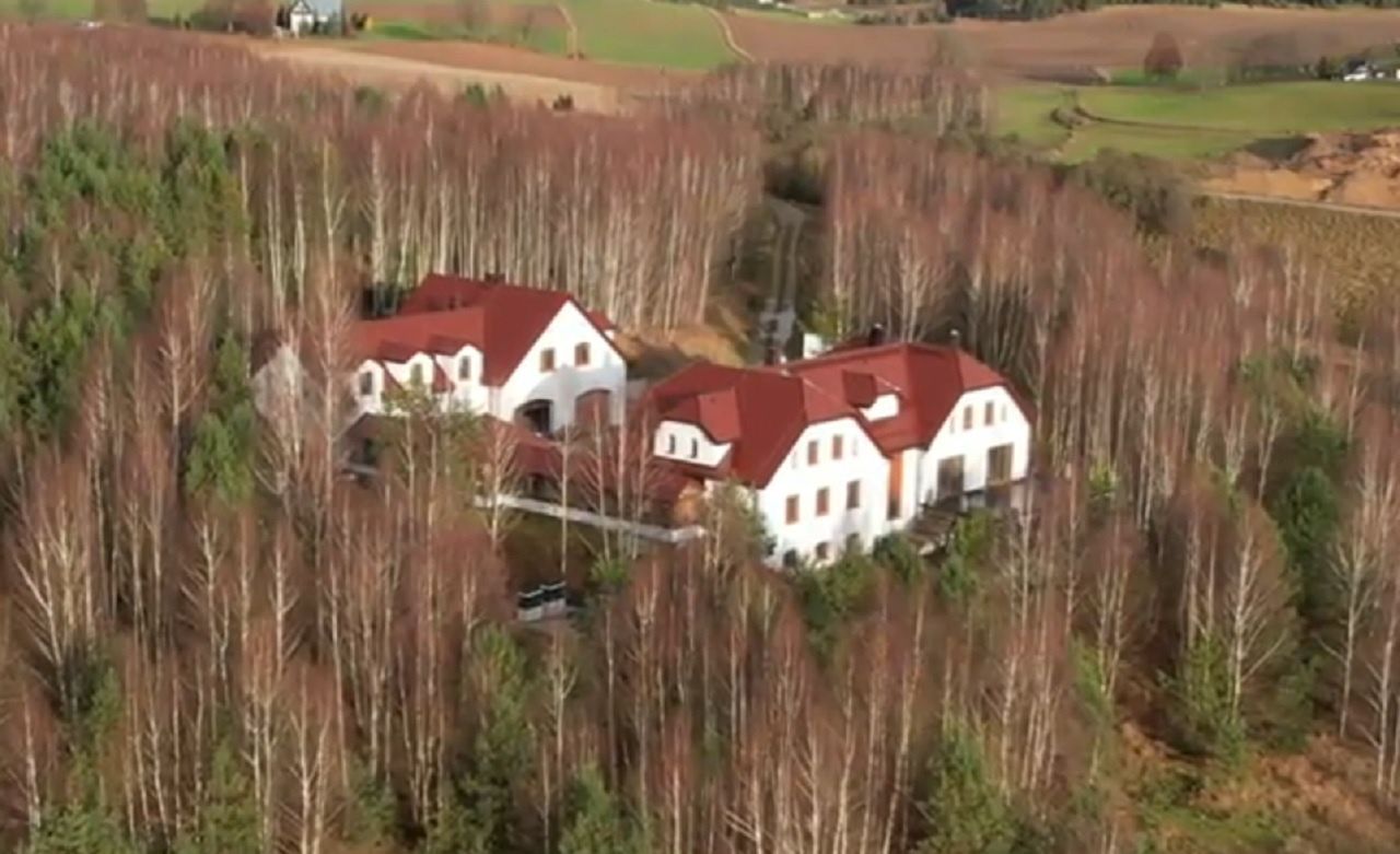 Potężna posiadłość biskupa w środku lasu. "Zmowa milczenia, niczym w sycylijskiej mafii"