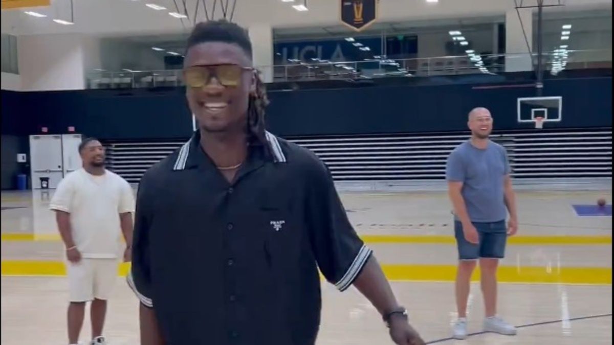 Eduardo Camavinga na boisku koszykarskim