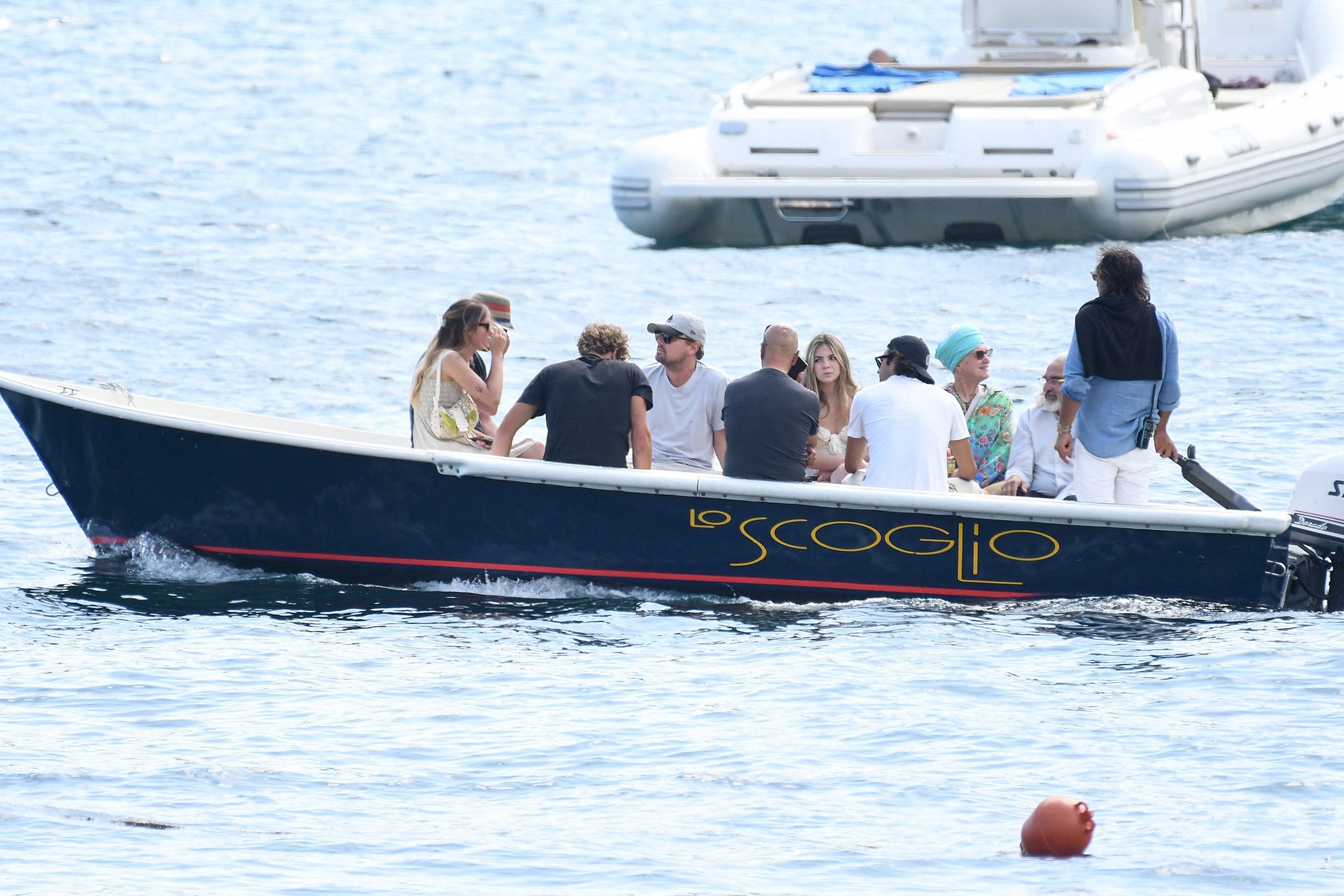 Leonardo DiCaprio z rodzicami i młodą pięknością