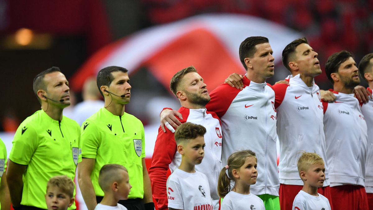 Piłkarze reprezentacji Polski podczas hymnu