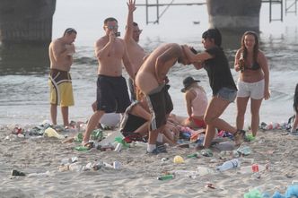Polacy na festiwalu: Bójki, śmieci i seks na plaży! UWAGA: DRASTYCZNE ZDJĘCIA!