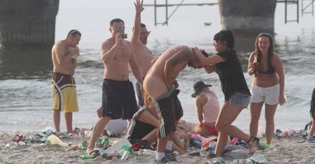 Polacy na festiwalu: Bójki, śmieci i seks na plaży! UWAGA: DRASTYCZNE ZDJĘCIA!