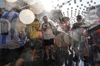 Trwa Songkran i "największa bitwa wodna świata". Podano tragiczny bilans