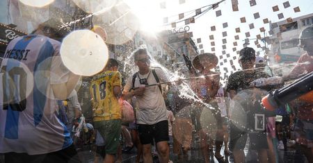 Trwa Songkran i "największa bitwa wodna świata". Podano tragiczny bilans