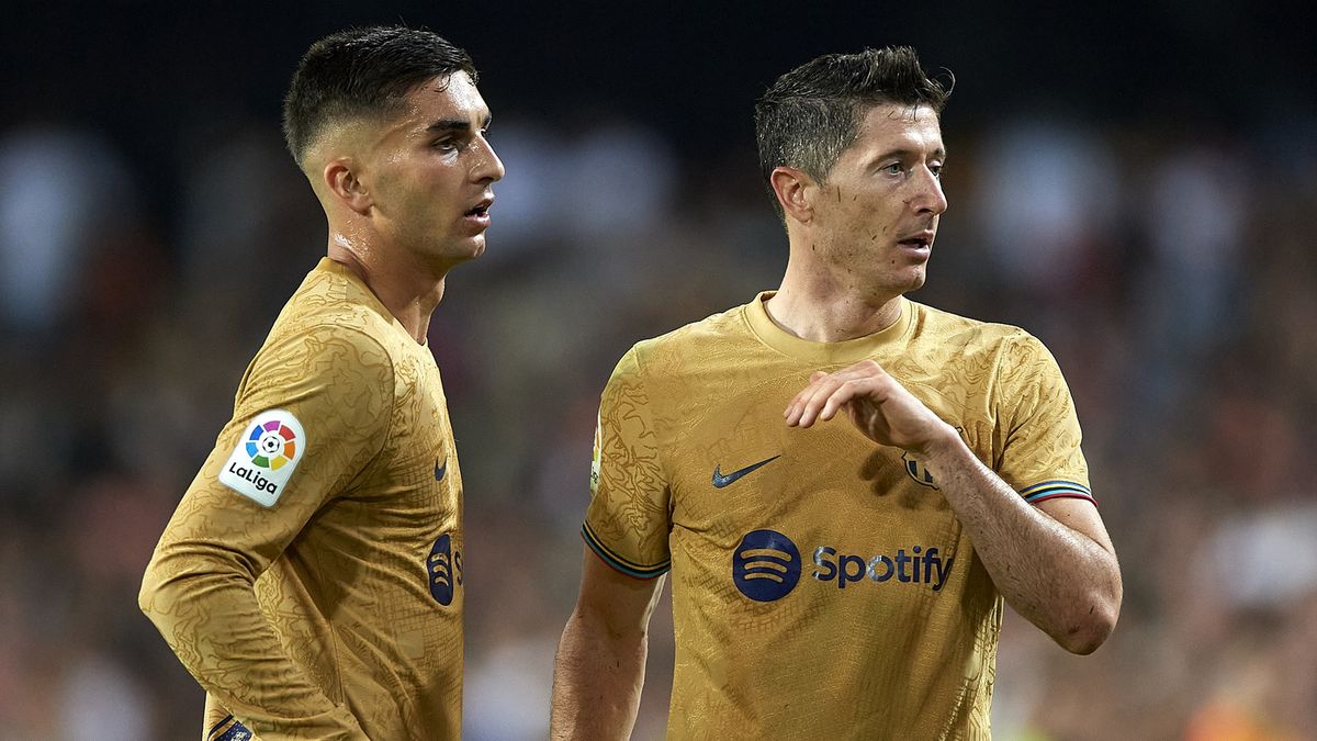 Getty Images / Silvestre Szpylma/Quality Sport Images / Na zdjęciu: Ferran Torres (z lewej) i Robert Lewandowski