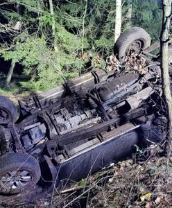 Auto wypadło z drogi i dachowało. Jedna osoba nie żyje