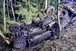 Auto wypadło z drogi i dachowało. Jedna osoba nie żyje