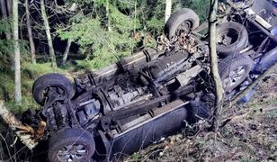 Auto wypadło z drogi i dachowało. Jedna osoba nie żyje