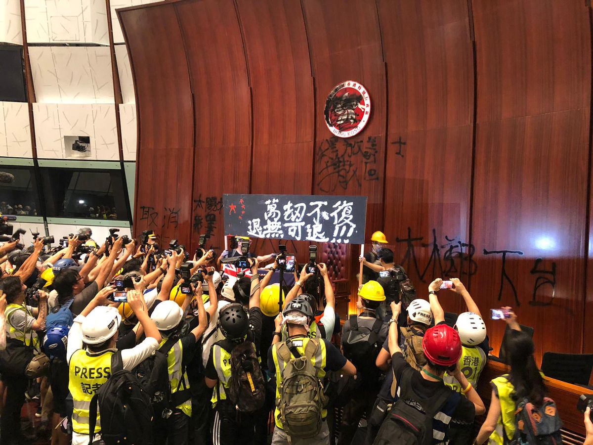 Starcia w Hongkongu. Protestujący wdarli się do budynku parlamentu