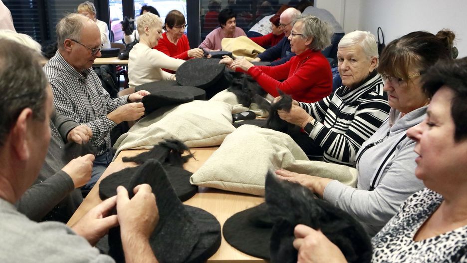 Legowiska dla psów ze schroniska wykonywali seniorzy w Grudziądzu