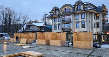 Małopolskie: Trwa budowa świątecznego miasteczka pod Tatrami