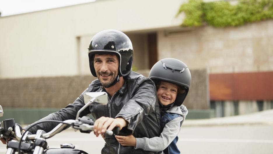dziecko na motocyklu